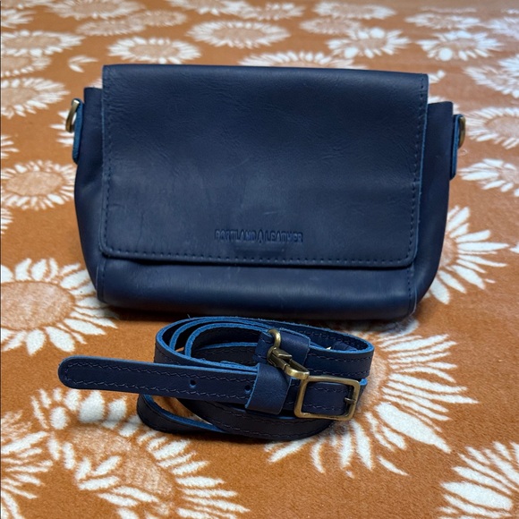 Portland Leather Navy Crossbody Bag - Great Condition! - Picture 5 of 5